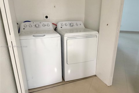 Condo in Doral, Florida, 2 bedrooms  № 2003245 - photo 5