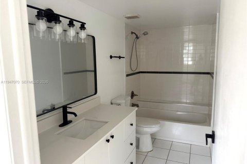 Condo in Doral, Florida, 2 bedrooms  № 2003245 - photo 7