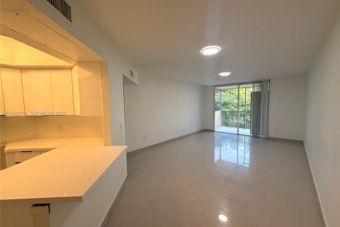 Condo in Doral, Florida, 2 bedrooms  № 2003245 - photo 3