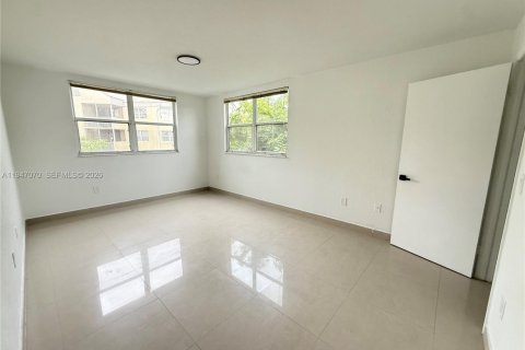 Condo in Doral, Florida, 2 bedrooms  № 2003245 - photo 6