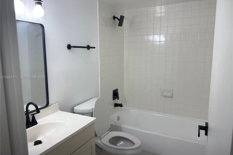 Condo in Doral, Florida, 2 bedrooms  № 2003245 - photo 9