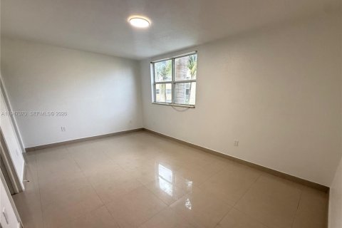 Condo in Doral, Florida, 2 bedrooms  № 2003245 - photo 8