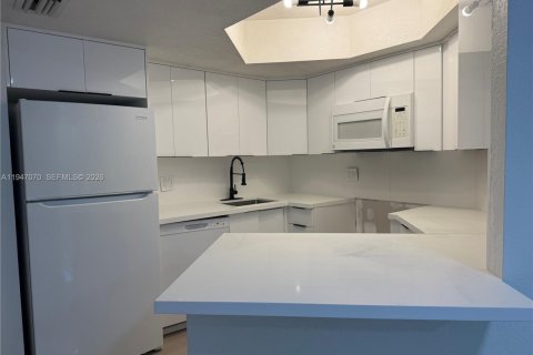 Condo in Doral, Florida, 2 bedrooms  № 2003245 - photo 2