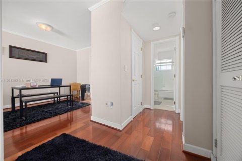 Condo in Hallandale Beach, Florida, 2 bedrooms  № 2018570 - photo 6