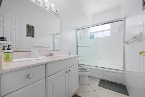 Condo in Hallandale Beach, Florida, 2 bedrooms  № 2018570 - photo 7