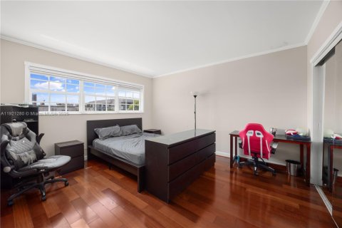 Condo in Hallandale Beach, Florida, 2 bedrooms  № 2018570 - photo 11