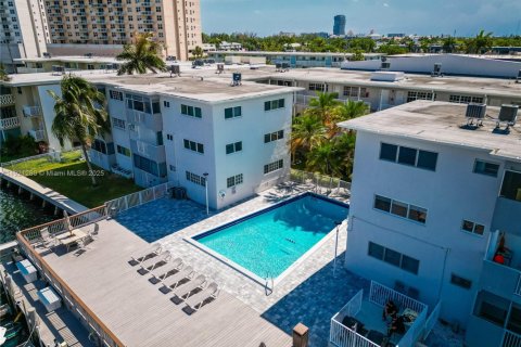 Condo in Hallandale Beach, Florida, 2 bedrooms  № 2018570 - photo 4