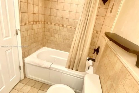 Снять в аренду кондоминиум в Норт-Майами-Бич, Флорида 2 спальни, 86.86м2, № 1941873 - фото 21