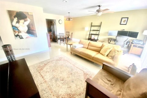 Снять в аренду кондоминиум в Норт-Майами-Бич, Флорида 2 спальни, 86.86м2, № 1941873 - фото 1