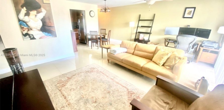 Кондоминиум с 2 спальнями в Норт-Майами-Бич, Флорида № 1941873