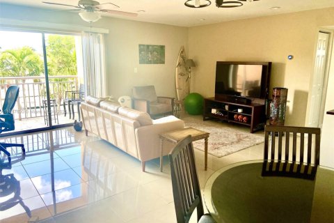 Снять в аренду кондоминиум в Норт-Майами-Бич, Флорида 2 спальни, 86.86м2, № 1941873 - фото 2