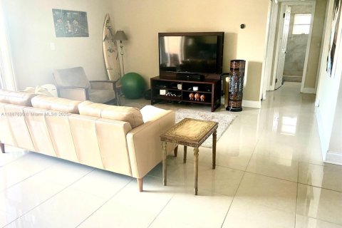 Снять в аренду кондоминиум в Норт-Майами-Бич, Флорида 2 спальни, 86.86м2, № 1941873 - фото 3