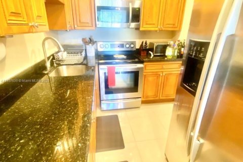 Снять в аренду кондоминиум в Норт-Майами-Бич, Флорида 2 спальни, 86.86м2, № 1941873 - фото 30