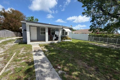 Снять в аренду виллу или дом в Холливуд, Флорида 3 спальни, 241.92м2, № 2065052 - фото 2