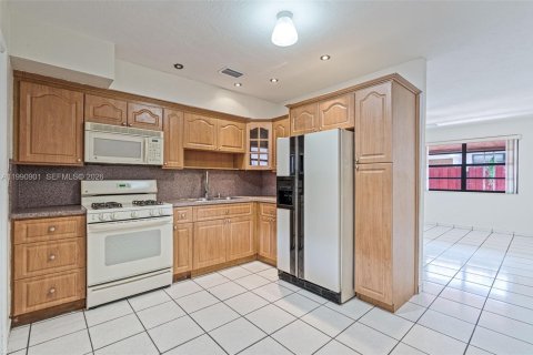 Снять в аренду виллу или дом в Хайалиа, Флорида 2 спальни, 80.27м2, № 2058049 - фото 9