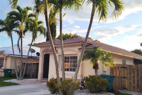 Casa en venta en Miami, Florida, 3 dormitorios, 115.66 m2 № 1697948 - foto 1