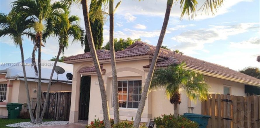 Casa en Miami, Florida 3 dormitorios, 115.66 m2 № 1697948