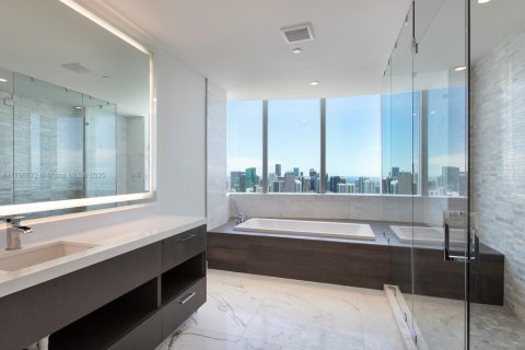 Condo in Miami, Florida, 4 bedrooms  № 2015338 - photo 18