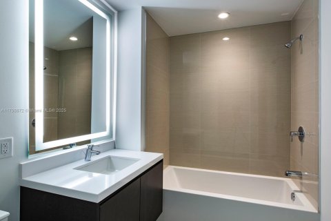 Condo in Miami, Florida, 4 bedrooms  № 2015338 - photo 22