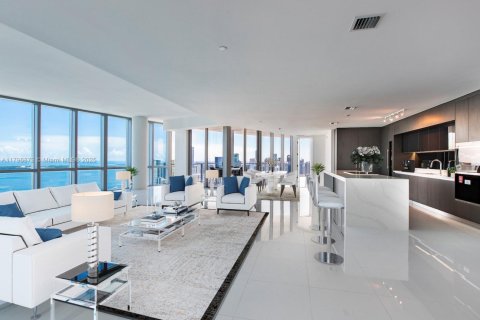 Condo in Miami, Florida, 4 bedrooms  № 2015338