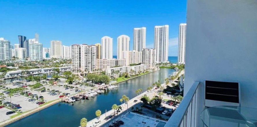 Condominio en Sunny Isles Beach, Florida, 1 dormitorio  № 2030595