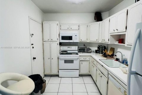 Condominio en venta en Sunny Isles Beach, Florida, 1 dormitorio, 70.79 m2 № 2030595 - foto 4