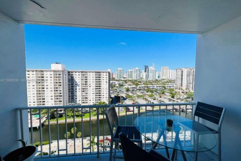Condominio en venta en Sunny Isles Beach, Florida, 1 dormitorio, 70.79 m2 № 2030595 - foto 3