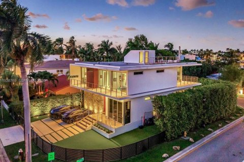 Villa ou maison à louer à Miami Beach, Floride: 6 chambres, 407.38 m2 № 1996939 - photo 2