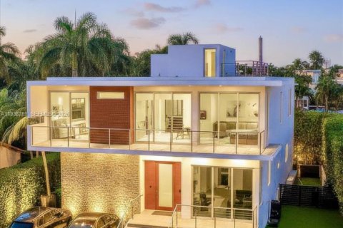 Villa ou maison à Miami Beach, Floride 6 chambres, 407.38 m2 № 1996939