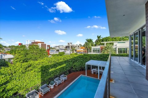 Villa ou maison à louer à Miami Beach, Floride: 6 chambres, 407.38 m2 № 1996939 - photo 17