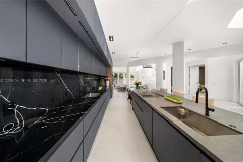 House in Sunny Isles Beach, Florida 5 bedrooms, 316.15 sq.m. № 2248165 - photo 11