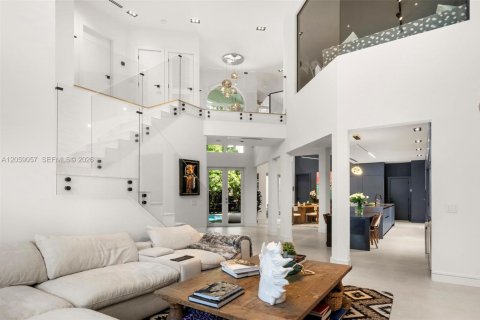 House in Sunny Isles Beach, Florida 5 bedrooms, 316.15 sq.m. № 2248165