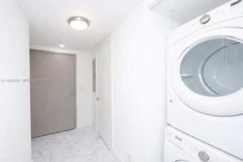 Купить кондоминиум в Майами, Флорида 1 спальня, 70.51м2, № 2002003 - фото 14