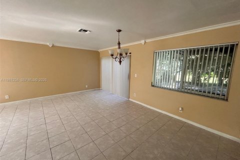 Casa en venta en Pembroke Pines, Florida, 4 dormitorios, 216.65 m2 № 2022086 - foto 17
