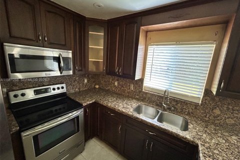 Casa en venta en Pembroke Pines, Florida, 4 dormitorios, 216.65 m2 № 2022086 - foto 26