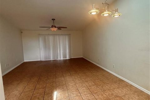 Condominio en alquiler en Gainesville, Florida, 3 dormitorios, 119.84 m2 № 1821292 - foto 3