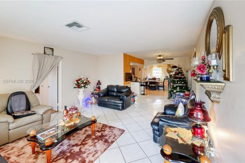 House in Homestead, Florida 3 bedrooms, 138.98 sq.m. № 2027587 - photo 6