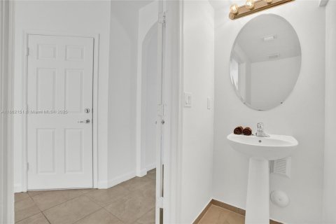 Townhouse in Miami, Florida 3 bedrooms, 150.22 sq.m. № 1890629 - photo 13