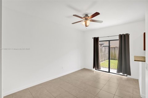 Townhouse in Miami, Florida 3 bedrooms, 150.22 sq.m. № 1890629 - photo 15