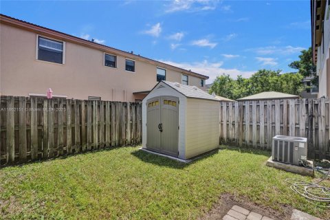 Townhouse in Miami, Florida 3 bedrooms, 150.22 sq.m. № 1890629 - photo 24