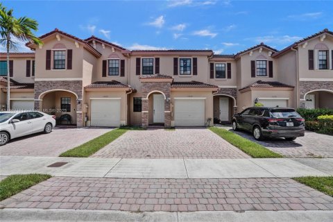 Townhouse in Miami, Florida 3 bedrooms, 150.22 sq.m. № 1890629 - photo 1