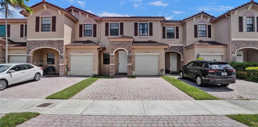 Townhouse in Miami, Florida 3 bedrooms, 150.22 sq.m. № 1890629