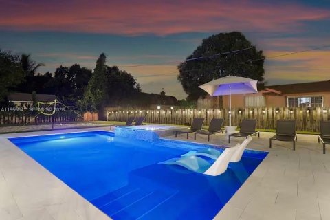 Купить виллу или дом в Дирфилд-Бич, Флорида 5 спален, 287.53м2, № 2009689 - фото 5