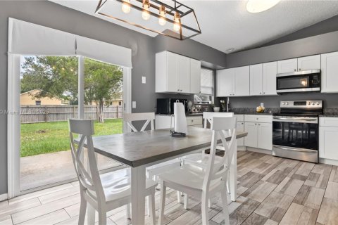 House in Port St. Lucie, Florida 3 bedrooms, 110.18 sq.m. № 1814656 - photo 5