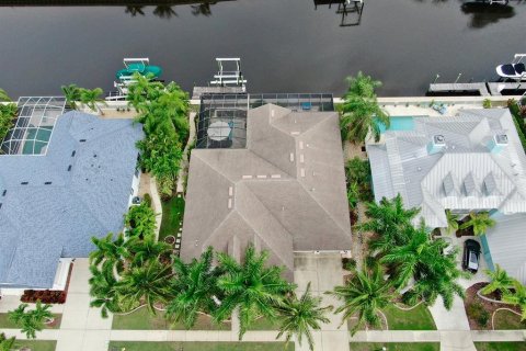 House in Apollo Beach, Florida 4 bedrooms, 283.35 sq.m. № 1358341 - photo 12