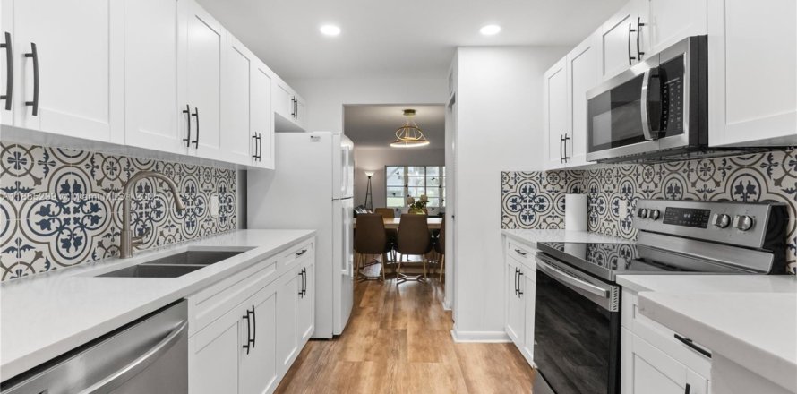 Condo in Pembroke Pines, Florida, 2 bedrooms № 1875048