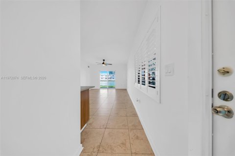 Copropriété à louer à Miami Beach, Floride: 2 chambres, 76.46 m2 № 2033082 - photo 10