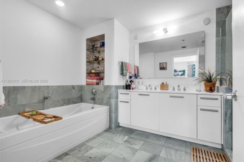 Condo in Miami, Florida, 2 bedrooms  № 2054705 - photo 8