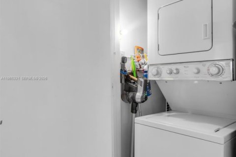 Condo in Miami, Florida, 2 bedrooms  № 2054705 - photo 12