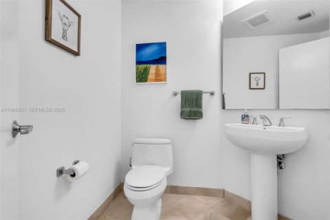 Condo in Miami, Florida, 2 bedrooms  № 2054705 - photo 13